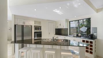 Rumah (4 Bedrooms) | Dapur pribadi | Microwave, oven, mesin pencuci piring, dan mesin espresso