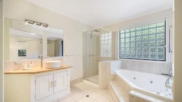 House (4 Bedrooms) | Bathroom | Shower, towels