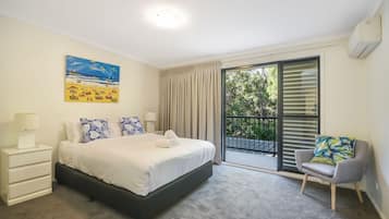 House (4 Bedrooms) | 4 bedrooms, desk, bed sheets