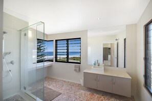 Hus (3 Bedrooms) | Badrum | Dusch och handdukar