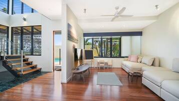 Casa (3 Bedrooms) | Sala de estar | TV 38 polegadas com canais a cabo