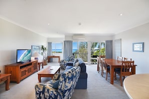 House (2 Bedrooms) | Living area