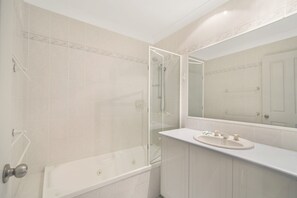 House (2 Bedrooms) | Bathroom - Jacana Sands 2 - 2/26 Jacana Street (Peregian Beach)