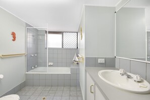 Apartment (2 Bedrooms) | Bathroom