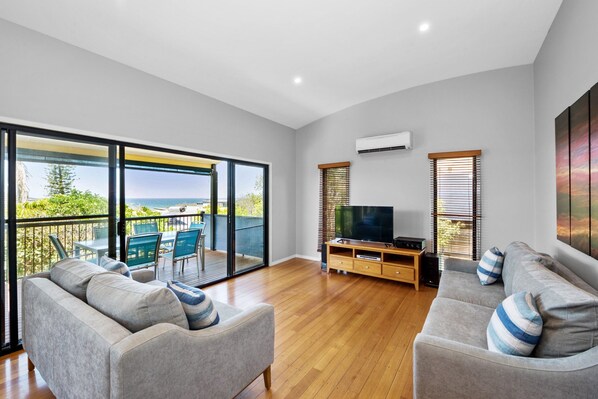 House (4 Bedrooms) | Living area