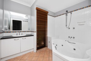 House (4 Bedrooms) | Bathroom
