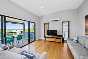 하우스 (4 Bedrooms) | 거실 공간 | 케이블 채널 시청이 가능한 32인치 TV, 스테레오