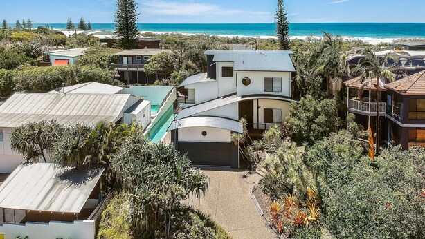 A coastal residential area with houses, a clear blue sky, and the ocean in the background. - 40 Jacana Street, Peregian Beach (Peregian Beach)