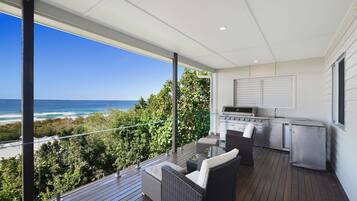 Rumah (4 Bedrooms) | Balkon