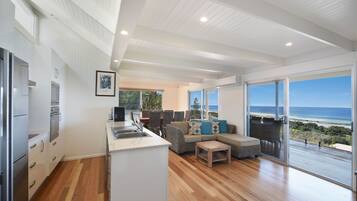 Rumah (4 Bedrooms) | Ruang keluarga | Televisi 40-inci dengan saluran TV kabel