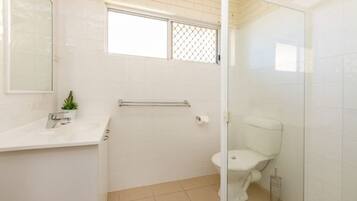 Villa (2 Bedrooms) | Bathroom | Soap, shampoo