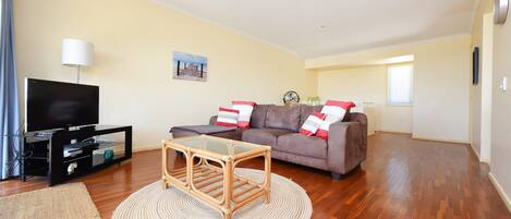 Villa (2 Bedrooms) | Living room | 32-inch TV with cable channels