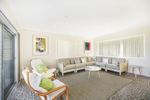 Casa (4 Bedrooms) | Área de sala de estar | Televisión de 40 pulgadas con canales por cable