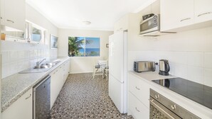 Hus (4 Bedrooms) | Eget kjøkken | Kaffetrakter/tekoker og mikrobølgeovn