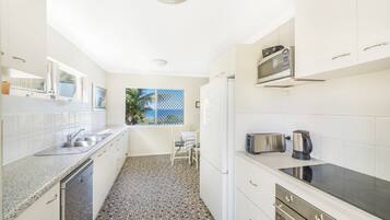House (4 Bedrooms) | Private kitchen | Microwave, coffee/tea maker