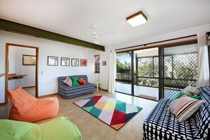 House (4 Bedrooms) | Living room