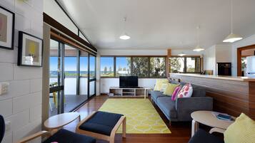 ํ์ฐ์ค (4 Bedrooms) | ๊ฑฐ์ค ๊ณต๊ฐ | TV, ํ๊ตฌ