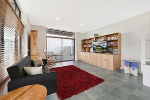 公寓 (1 Bedroom) | 客廳 | 40 吋電視連有線電視頻道