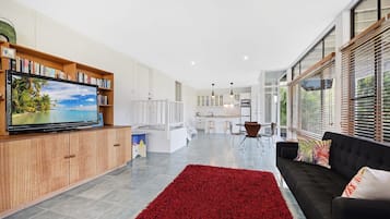 Apartamento (1 Bedroom) | Área de estar | TV 40 polegadas com canais a cabo