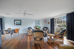 Ferienhaus (2 Bedrooms) | Wohnbereich | 40-Zoll-Fernseher mit Kabelempfang, Stereoanlage