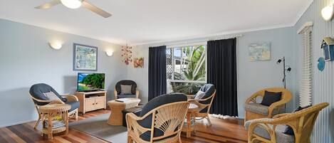 Casa (2 Bedrooms) | Área de sala de estar | Televisión de 40 pulgadas con canales por cable y estéreo