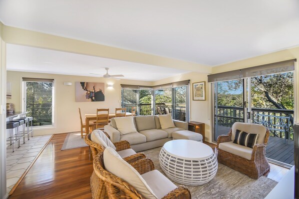 House (4 Bedrooms) | Living area