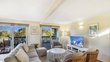 House (4 Bedrooms) | Living area | 32-inch TV with cable channels