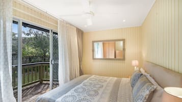 House (4 Bedrooms) | 4 bedrooms, bed sheets