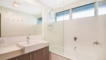 House (4 Bedrooms) | Bathroom | Shower, towels