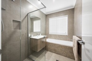 独立别墅 (4 Bedrooms) | 浴室 | 淋浴设施、毛巾