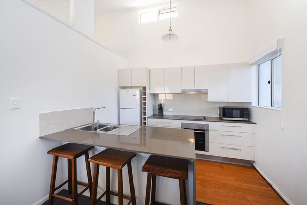 House (3 Bedrooms) | Private kitchen | Microwave - Seamistral - 1/21 Oriole Avenue (Peregian Beach)