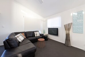 Casa (3 Bedrooms) | Sala d'estar | Televisor de pantalla plana de 40 polzades amb canals per cable 