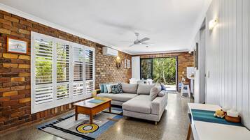 ์ผ์ด๋ธ ์ฑ๋ ์์ฒญ์ด ๊ฐ๋ฅํ 40์ธ์น TV, ์คํ
๋ ์ค