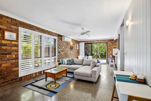 40-英寸电视 （配备有线频道）、立体声音响