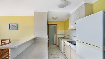 Apartamento (3 Bedrooms) | Cozinha privada | Micro-ondas