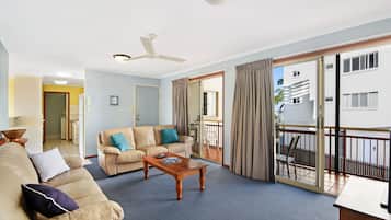 Apartamento (3 Bedrooms) | Área de estar | TV 40 polegadas com canais a cabo, aparelho de som