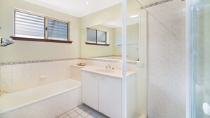 Un baño con bañera, ducha y lavabo.
