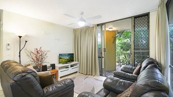 Apartamento (2 Bedrooms) | Sala de estar | TV 40 polegadas com canais a cabo