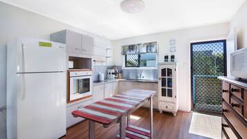 House (3 Bedrooms) | Private kitchen | Microwave
