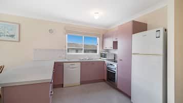 Vila (3 Bedrooms) | Dapur pribadi | Lemari es, microwave, dan mesin pencuci piring