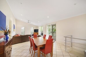 Maison (4 Bedrooms) | Cuisine privée | Réfrigérateur, four à micro-ondes