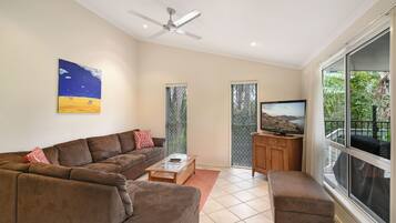 Casa (4 Bedrooms) | Sala de estar | TV 40 polegadas com canais a cabo, aparelho de som