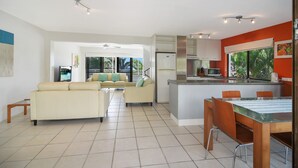 Un apartamento moderno con sala de estar, cocina y comedor.