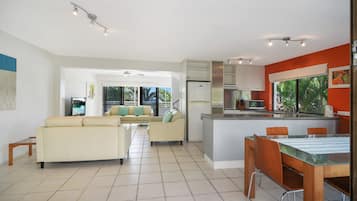 Vila (3 Bedrooms) | Area keluarga | TV dan konsol video game