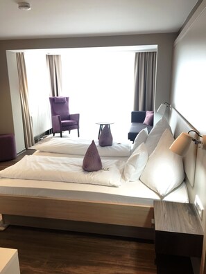 ห้องเบสิกดับเบิลหรือทวิน | เครื่องนอนป้องกันสารก่อภูมิแพ้, ห้องพักตกแต่งอย่างมีเอกลักษณ์