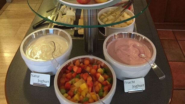 A buffet with various fruits, jellies, and beverages. - Hotel Iris am See (Radolfzell am Bodensee)