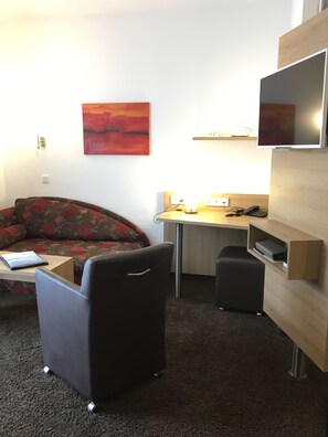 Habitación básica con 1 cama doble o 2 individuales | Zona de estar | Televisión de pantalla plana de 70 cm con canales por cable