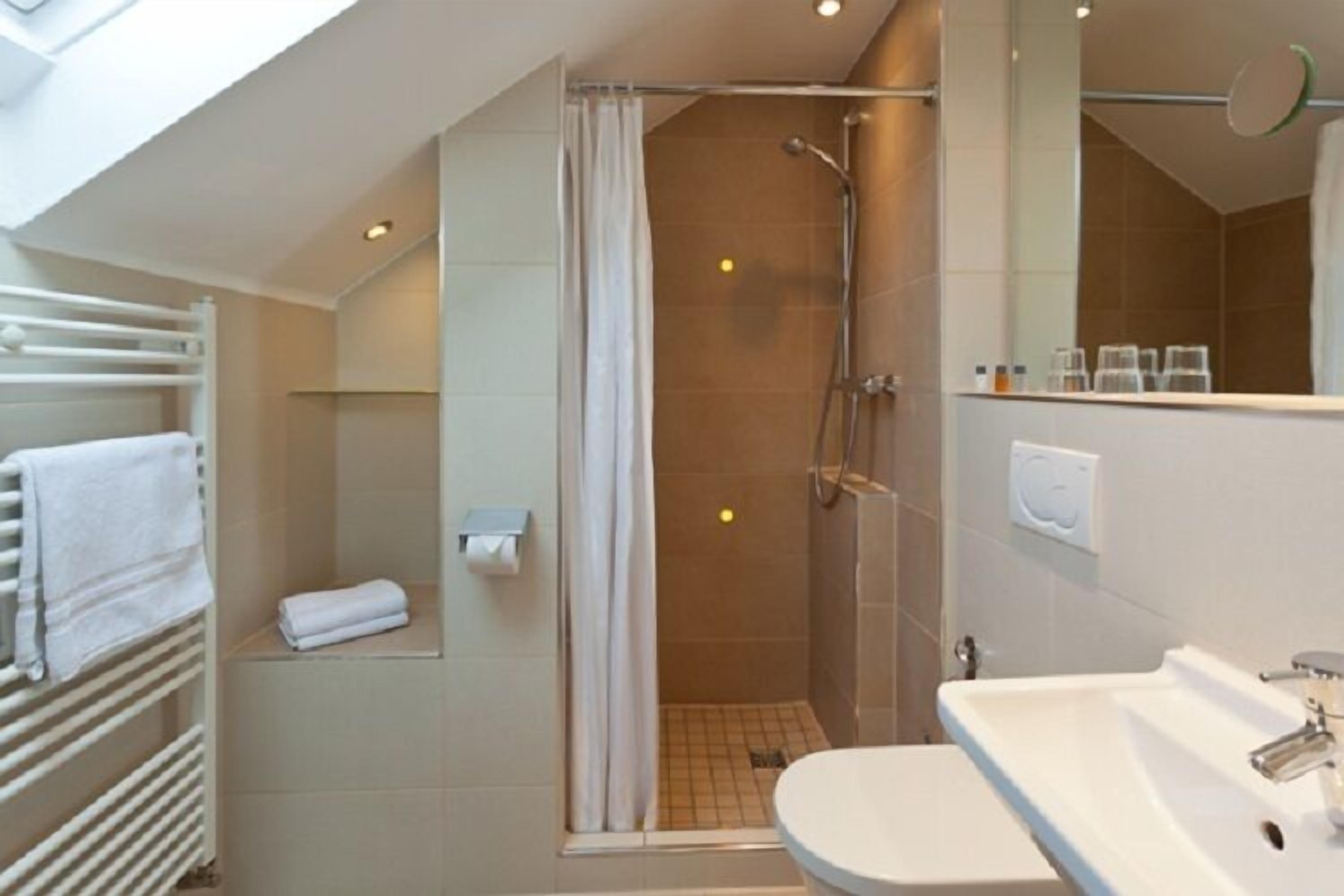 Dusche, Hydromassagedusche, kostenlose Toilettenartikel, Haartrockner