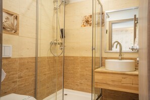 Quarto casal standard, 1 cama de casal | Banheiro | Chuveiro, produtos de toalete grátis, secador de cabelo