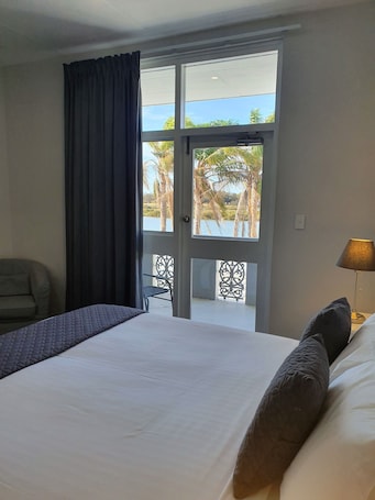 King Room with Balcony | Tabla de planchar con plancha y cunas